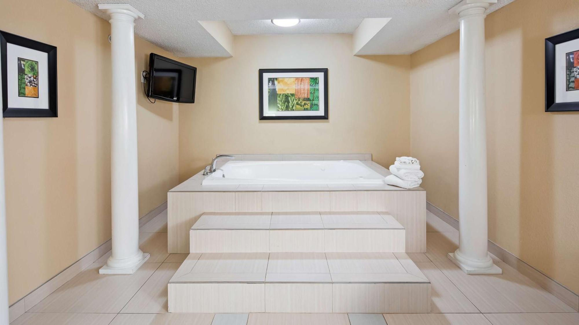 Best Western Plus Addison/Dallas Hotel Exterior photo